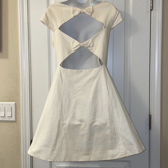 Euc Kate Spade ♠️ New York cream, bow, pleated dress size approx 10-12 - Picture 3 of 7